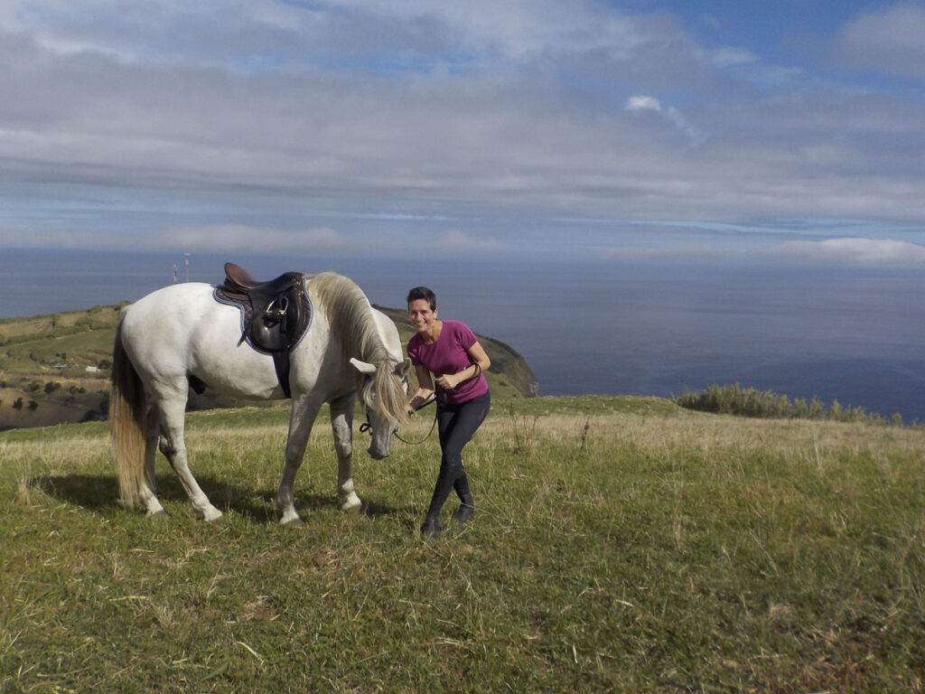 Paardrijden in grasgroen en helderblauw landschap op de Azoren - Vakantie te paard / Reisbureau Perlan