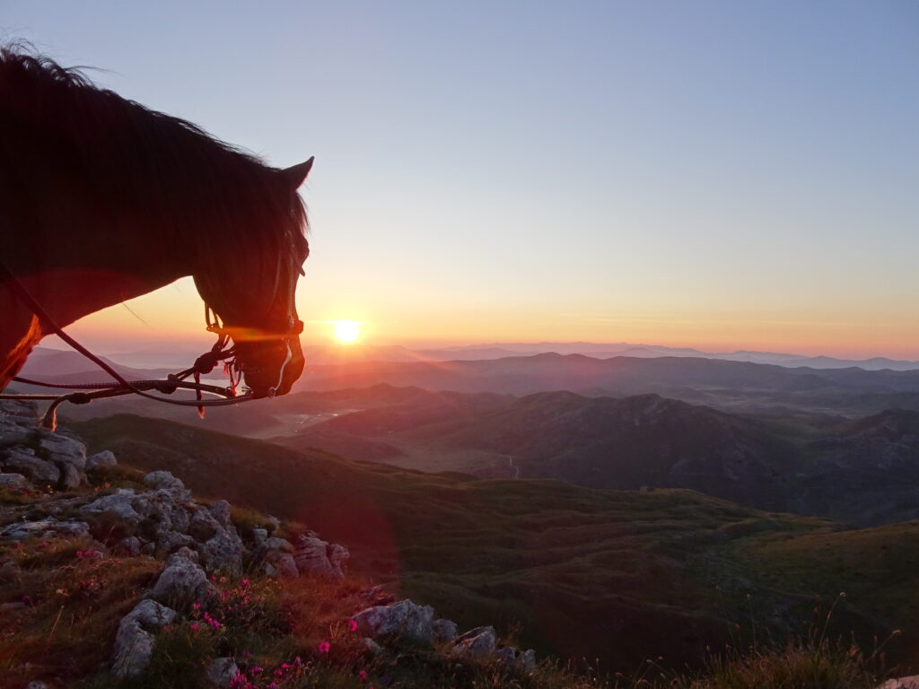 Zonsopgang in Macedonië - Vakantie te paard / Reisbureau Perlan