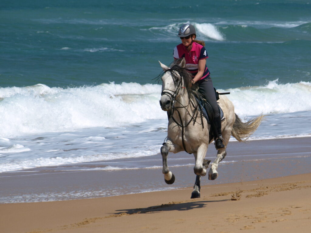 In volle galop op het strand in Zuid Spanje - Vakantie te paard / Reisbureau Perlan