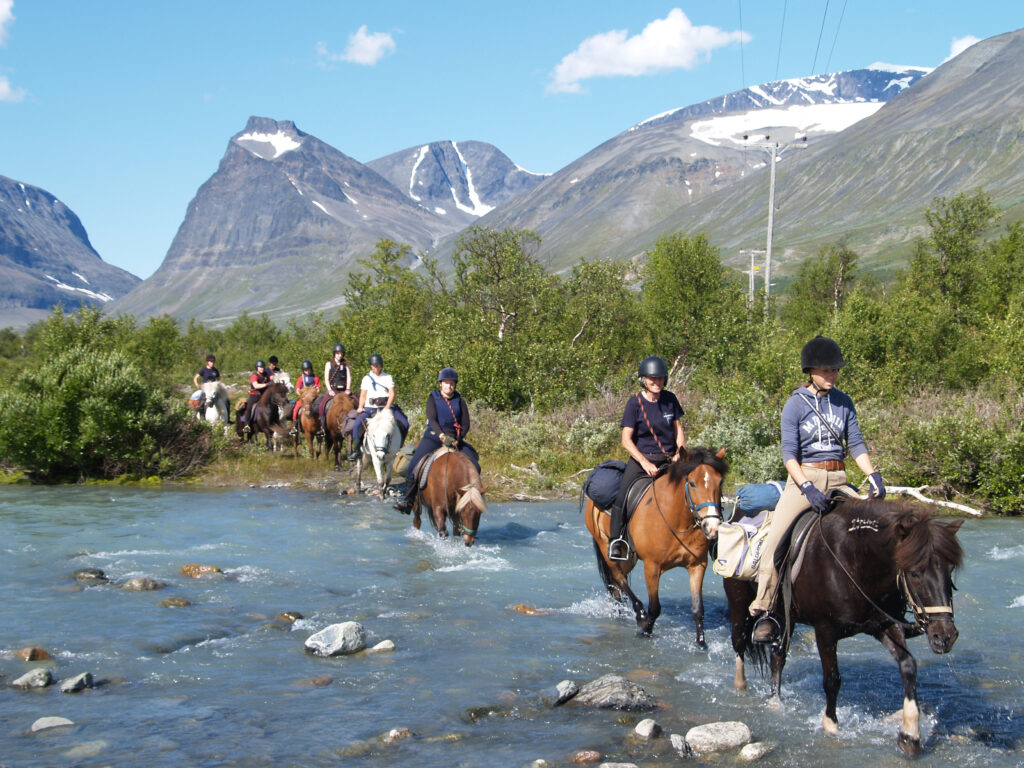 Op paardentocht in Zweden - Vakantie te paard / Reisbureau Perlan