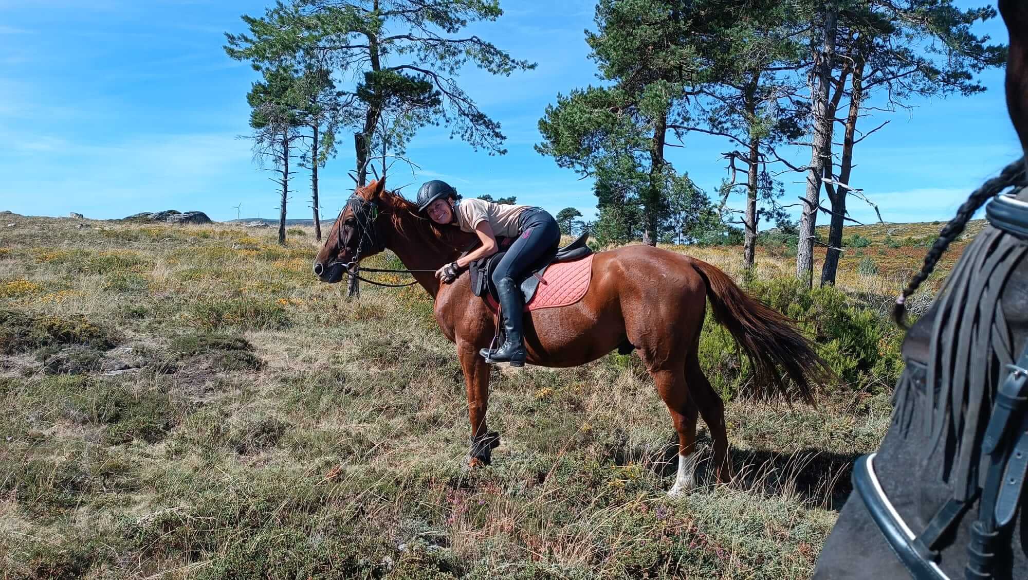 ruiter knuffelt paard in mooi landschap in Portugal
