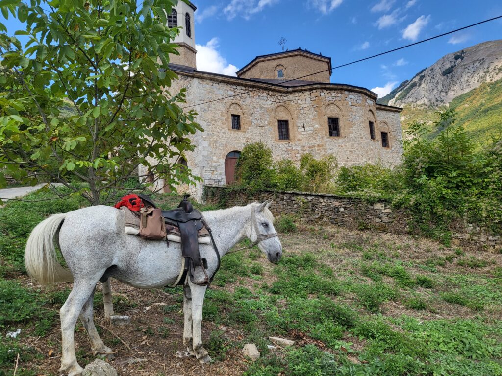onderweg in Noord-Macedonië te paard