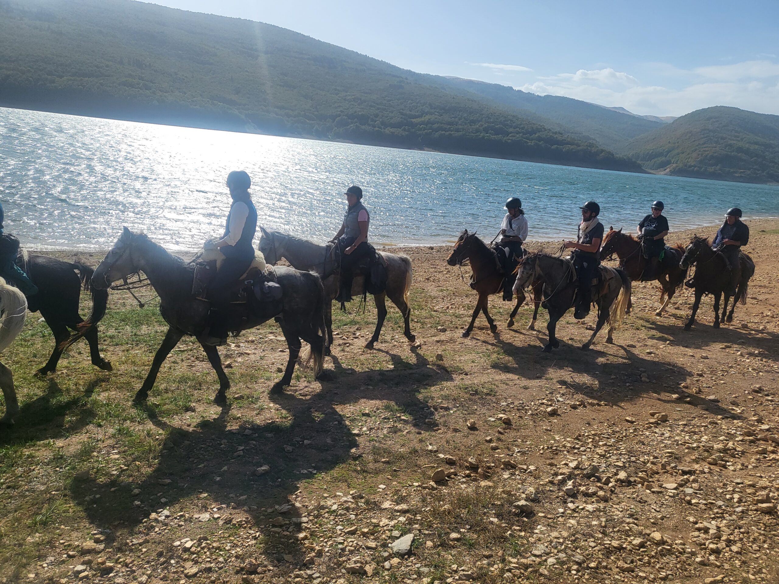 langs Lake Mavrovo te paard in Noord-Macedonië