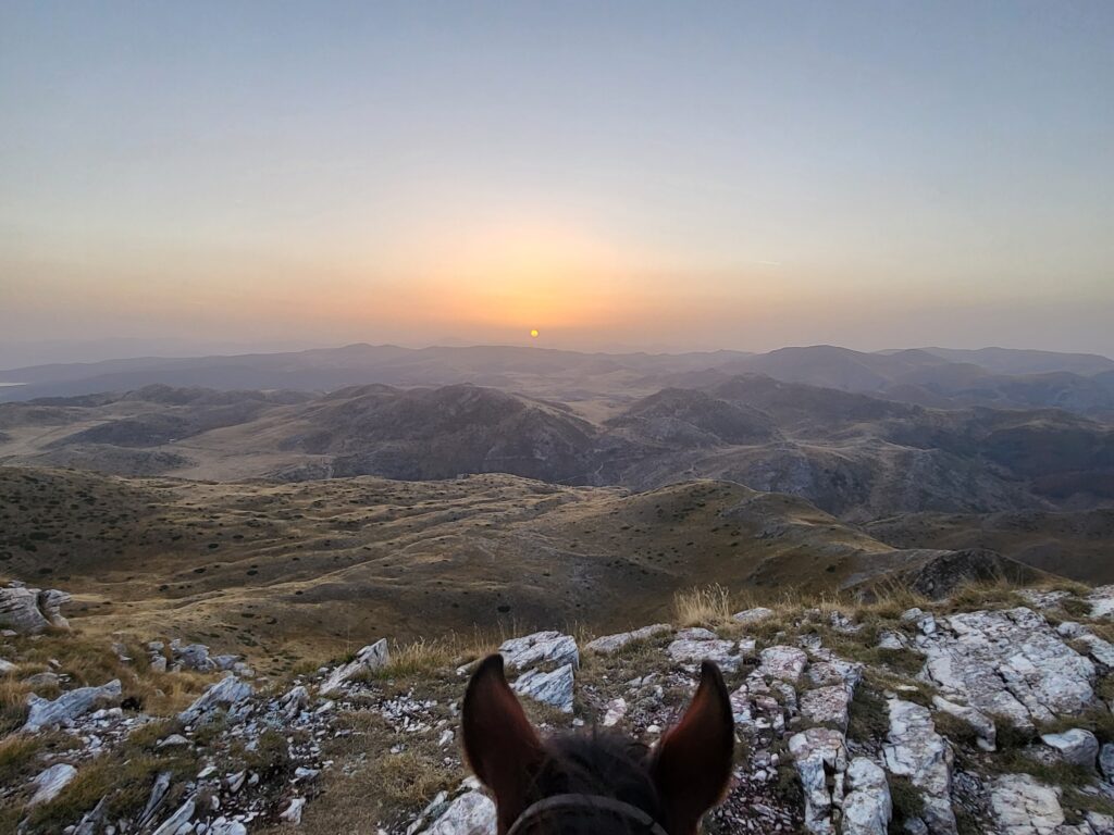 zonsondergang in Noord-Macedonië te paard